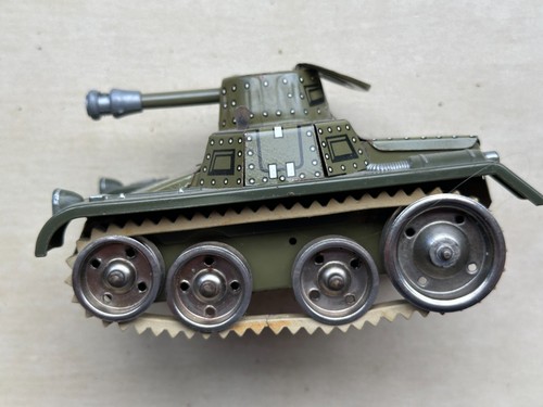 Alter panzer aus blech - alter,